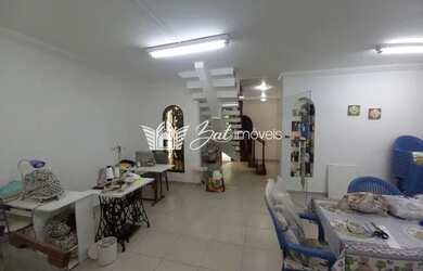 Imagem: A casa possui 4 Dormitórios, 3 Banheiros, 3 Vagas na garagem