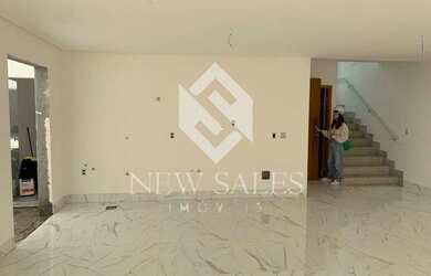 Imagem: A casa possui 3 Dormitórios, 4 Banheiros, 1 Vaga na garagem