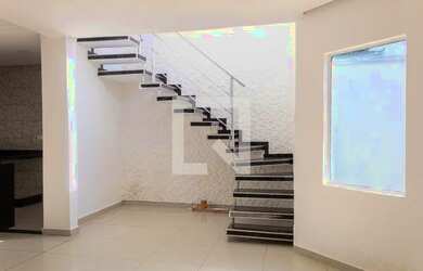 Imagem: A casa possui 4 Dormitórios, 2 Banheiros, 2 Vagas na garagem