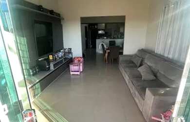 Imagem: A casa possui 3 Dormitórios, 2 Banheiros, 2 Vagas na garagem