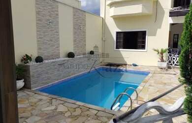 Imagem: A casa possui 3 Dormitórios, 4 Banheiros, 4 Vagas na garagem