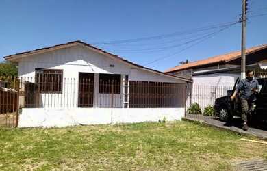 Imagem: A casa para alugar possui 3 Dormitórios, 1 Banheiro, 2 Vagas