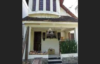 Imagem: A casa possui 2 Dormitórios, 2 Banheiros, 2 Vagas na garagem