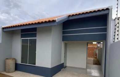 Imagem: A casa possui 3 Dormitórios, 2 Banheiros, 230m² de Área e