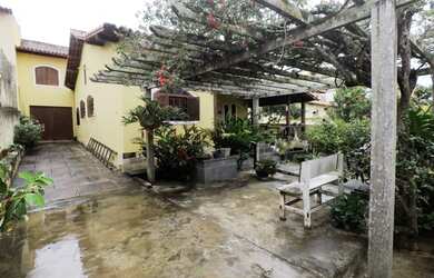 Imagem: A casa possui 3 Dormitórios, 2 Banheiros, 2 Vagas na garagem