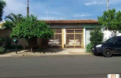 Imagem: A casa possui 3 Dormitórios, 2 Banheiros, 2 Vagas na garagem