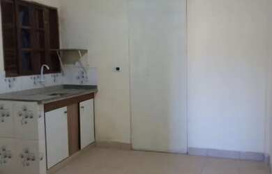 Imagem: A casa possui 2 Dormitórios, 1 Banheiro e está localizado