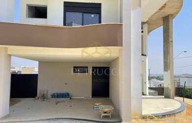 Imagem: A casa em condomínio possui 4 Dormitórios, 2 Banheiros, 4