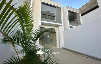 Imagem: A casa possui 3 Dormitórios, 3 Banheiros, 2 Vagas na garagem