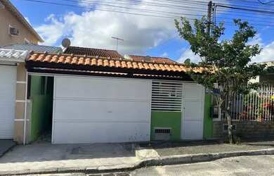 Imagem: A casa possui 2 Dormitórios, 2 Banheiros, 2 Vagas na garagem