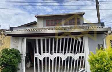 Imagem: A casa possui 3 Dormitórios, 4 Banheiros, 2 Vagas na garagem