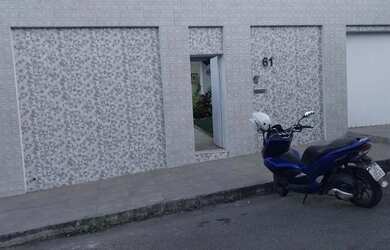 Imagem: A casa possui 3 Dormitórios, 3 Banheiros, 4 Vagas na garagem