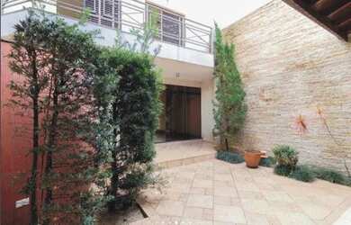 Imagem: A casa possui 3 Dormitórios, 4 Banheiros, 4 Vagas na garagem