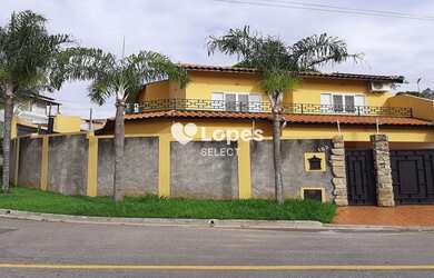 Imagem: A casa possui 2 Dormitórios, 3 Banheiros, 4 Vagas na garagem