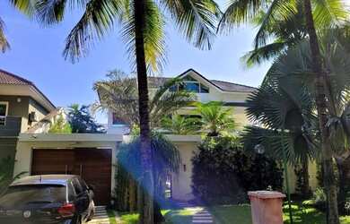 Imagem: A casa em condomínio possui 5 Dormitórios, 5 Banheiros, 4