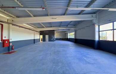 Imagem: O depósito possui 5 Vagas na garagem, 240m² de Área e está