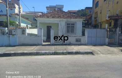 Imagem: A casa possui 3 Dormitórios, 2 Banheiros, 3 Vagas na garagem