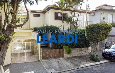 Imagem: A casa possui 3 Dormitórios, 4 Banheiros, 2 Vagas na garagem