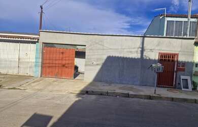 Imagem: A casa possui 3 Dormitórios, 2 Banheiros, 1 Vaga na garagem