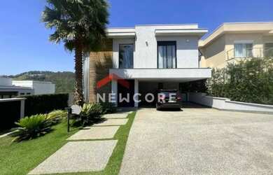 Imagem: A casa em condomínio possui 4 Dormitórios, 5 Banheiros, 4