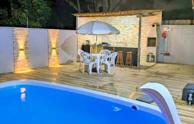 Imagem: A casa possui 2 Dormitórios, Acomodam 8 pessoas, 4 Vagas na