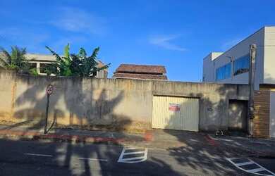 Imagem: A casa possui 3 Dormitórios, 2 Banheiros, 5 Vagas na garagem