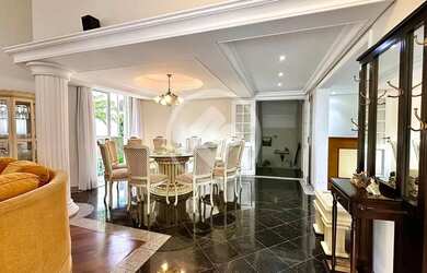 Imagem: A casa em condomínio possui 4 Dormitórios, 2 Banheiros, 4