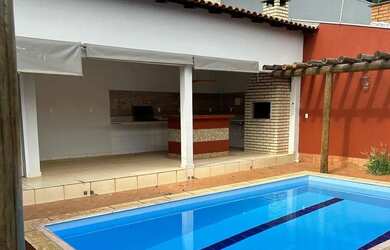 Imagem: A casa possui 3 Dormitórios, 3 Banheiros, 4 Vagas na garagem