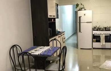 Imagem: A casa possui 3 Dormitórios, 2 Banheiros, 1 Vaga na garagem