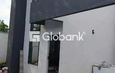 Imagem: A casa possui 3 Dormitórios, 2 Banheiros, 1 Vaga na garagem