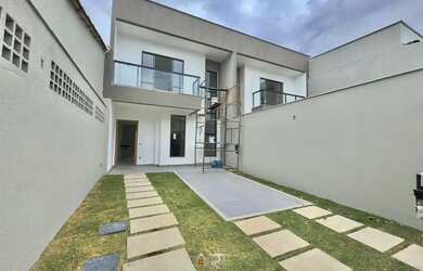 Imagem: A casa possui 3 Dormitórios, 3 Banheiros, 2 Vagas na garagem