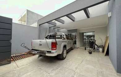 Imagem: A casa possui 3 Dormitórios, 2 Banheiros, 2 Vagas na garagem