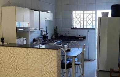 Imagem: A casa possui 2 Dormitórios, 1 Banheiro, 1 Vaga na garagem