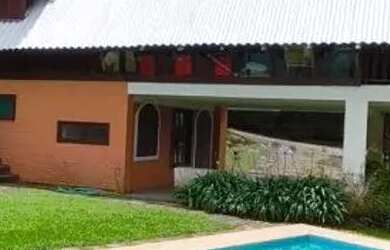 Imagem: A casa possui 4 Dormitórios, 3 Banheiros, 4 Vagas na garagem