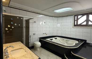 Imagem: A casa possui 4 Dormitórios, 5 Banheiros, 4 Vagas na garagem