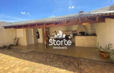 Imagem: A casa possui 3 Dormitórios, 2 Banheiros, 1 Vaga na garagem