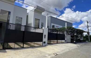 Imagem: A casa possui 3 Dormitórios, 3 Banheiros, 2 Vagas na garagem