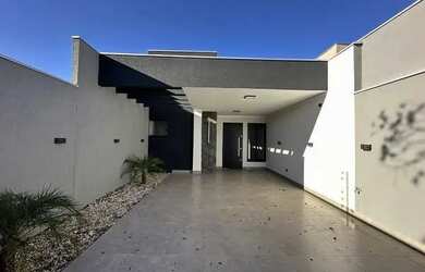 Imagem: A casa possui 3 Dormitórios, 3 Banheiros, 2 Vagas na garagem