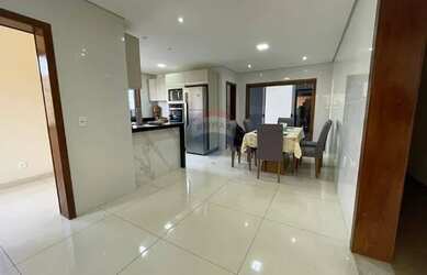 Imagem: A casa possui 3 Dormitórios, 4 Banheiros, 5 Vagas na garagem