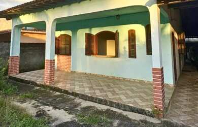 Imagem: A casa possui 2 Dormitórios e 2 Banheiros e está localizado