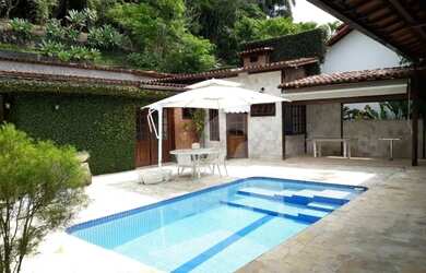 Imagem: A casa em condomínio possui 5 Dormitórios, 3 Banheiros, 2