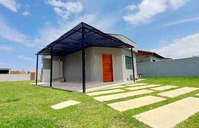 Imagem: A casa possui 3 Dormitórios, 1 Banheiro, 4 Vagas na garagem