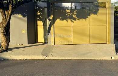 Imagem: A casa possui 2 Dormitórios, 2 Banheiros, 4 Vagas na garagem