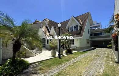 Imagem: A casa possui 5 Dormitórios, 5 Banheiros, 4 Vagas na garagem