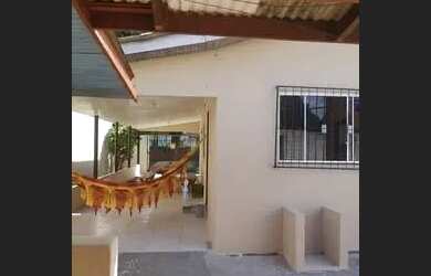 Imagem: A casa possui 3 Dormitórios, 2 Banheiros, 3 Vagas na garagem