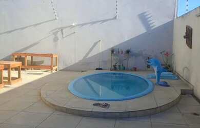 Imagem: A casa possui 2 Dormitórios, 1 Banheiro e 2 Vagas na garagem