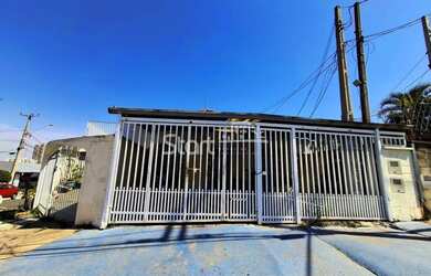 Imagem: A casa possui 5 Dormitórios, 3 Banheiros, 5 Vagas na garagem