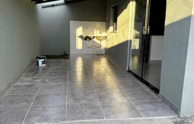 Imagem: A casa possui 3 Dormitórios, 2 Banheiros, 1 Vaga na garagem