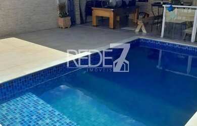 Imagem: A casa possui 4 Dormitórios, 3 Banheiros, 4 Vagas na garagem