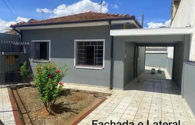 Imagem: A casa possui 3 Dormitórios, 2 Banheiros, 4 Vagas na garagem